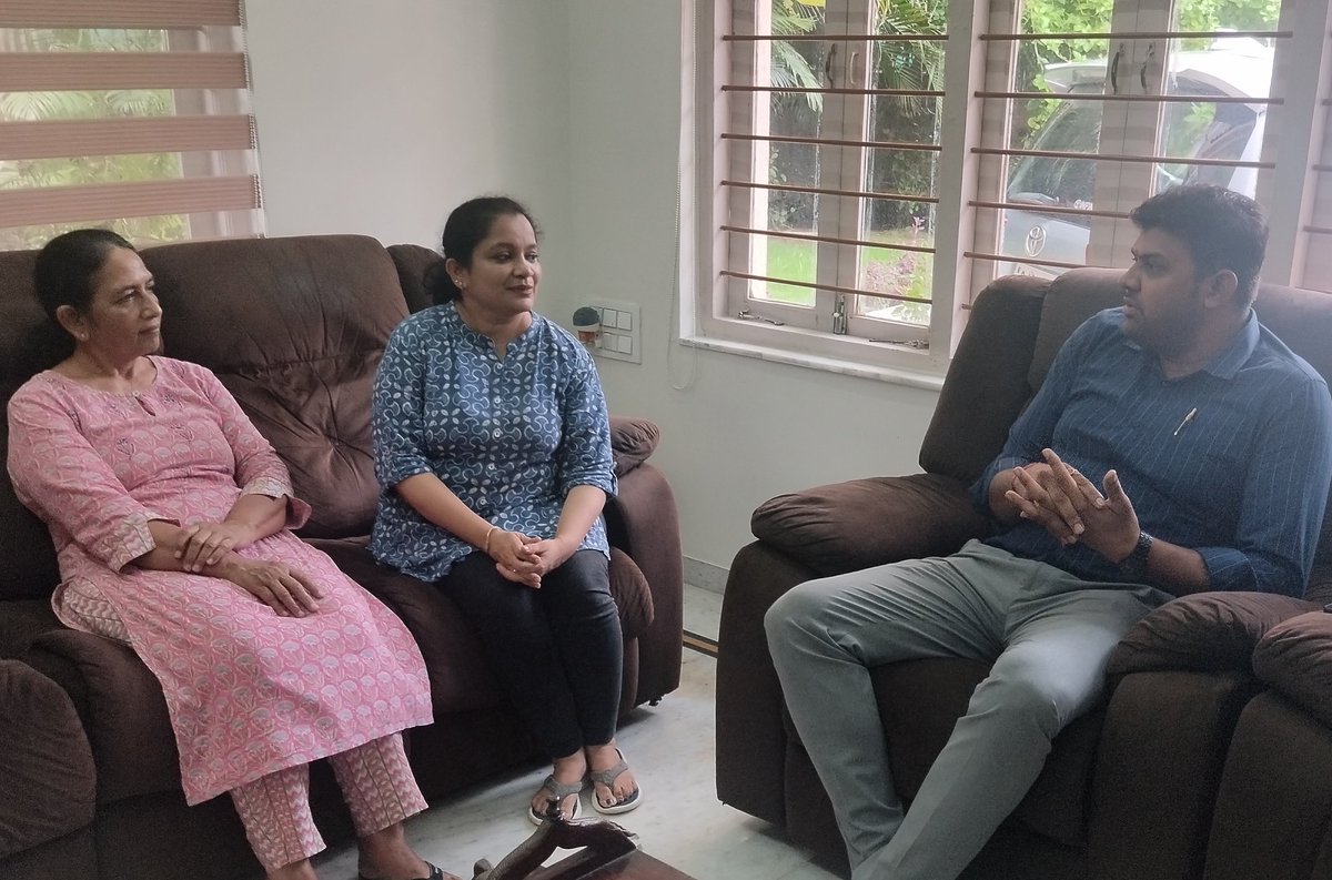 PROCUG1's tweet photo. जनसंपर्क अधिकारी सुनील शर्मा ने रविवार को 'गुजरात इनफॉर्मेशन' के डिप्टी डायरेक्टर श्री हिमांशु उपाध्याय, 'द हिंदू' के श्री राकेश लिंगा, 'अहमदाबाद मिरर' की श्रीमती नेहा अमीन, 'दिव्य भास्कर' के संपादक श्री देवेन्द्र भट्ट से मुलाकात कर सीयूजी की अकादमिक उपलब्धियों की जानकारी दी। https://t.co/EZZY8THBlT