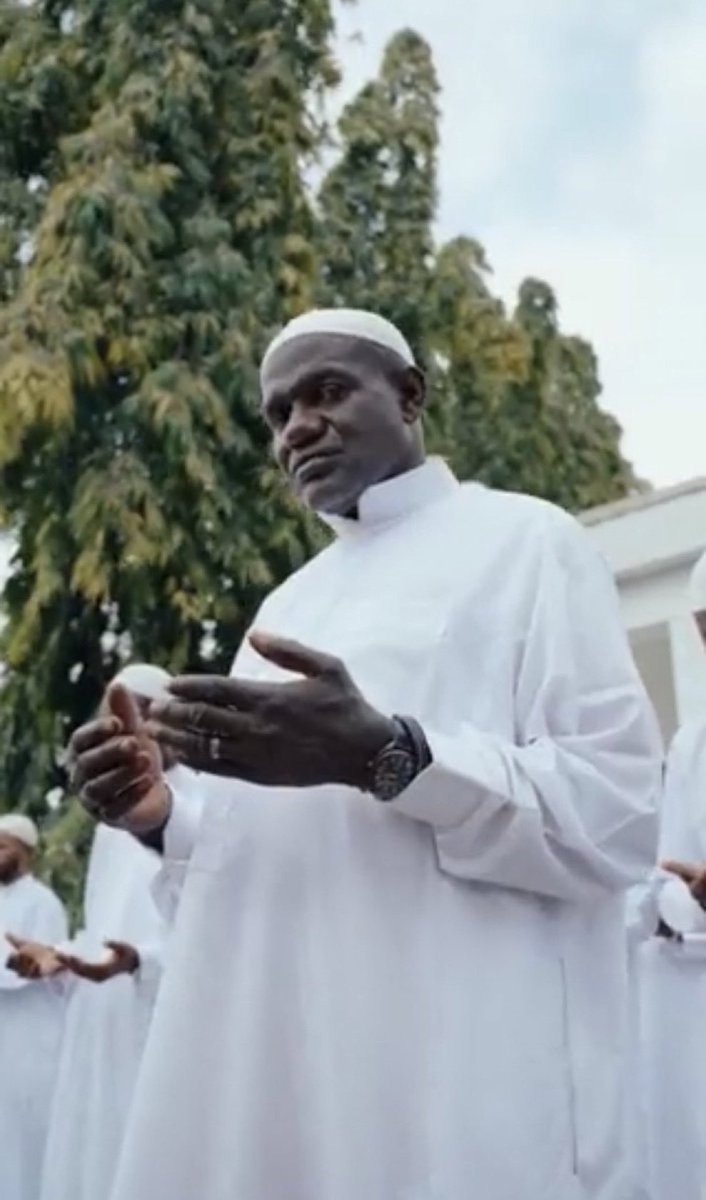 _AsiwajuLerry's tweet image. A Young man from ibadan, Asiwaju Lerry has returned $500,000 that dropped from the sky to Murtala Muhammed airport. @davido