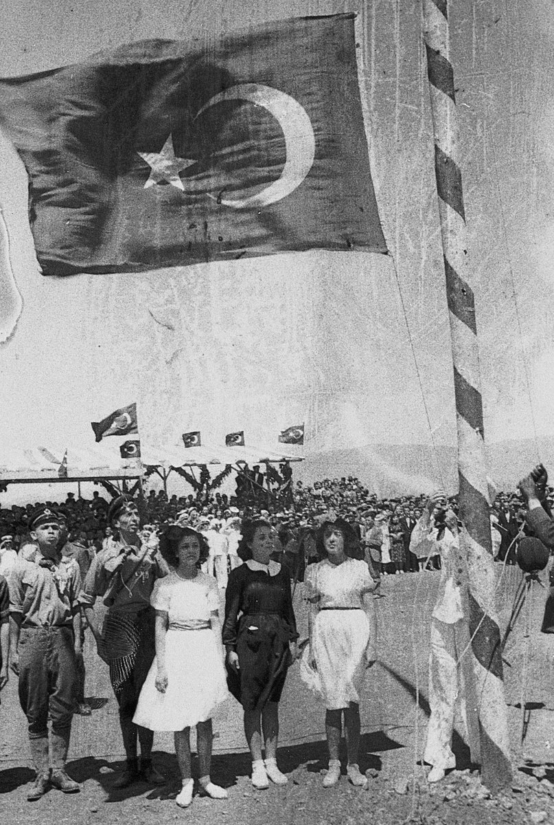 Hatay'ın anavatana katılmasına müteakip Türk bayrağının göndere çekilişi - 23 Temmuz 1939.