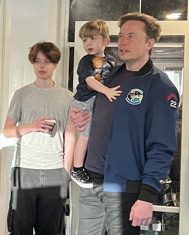 Elon Musk with his lil ones. 🤍

📸 <a href="/WalterIsaacson/">Walter Isaacson</a>