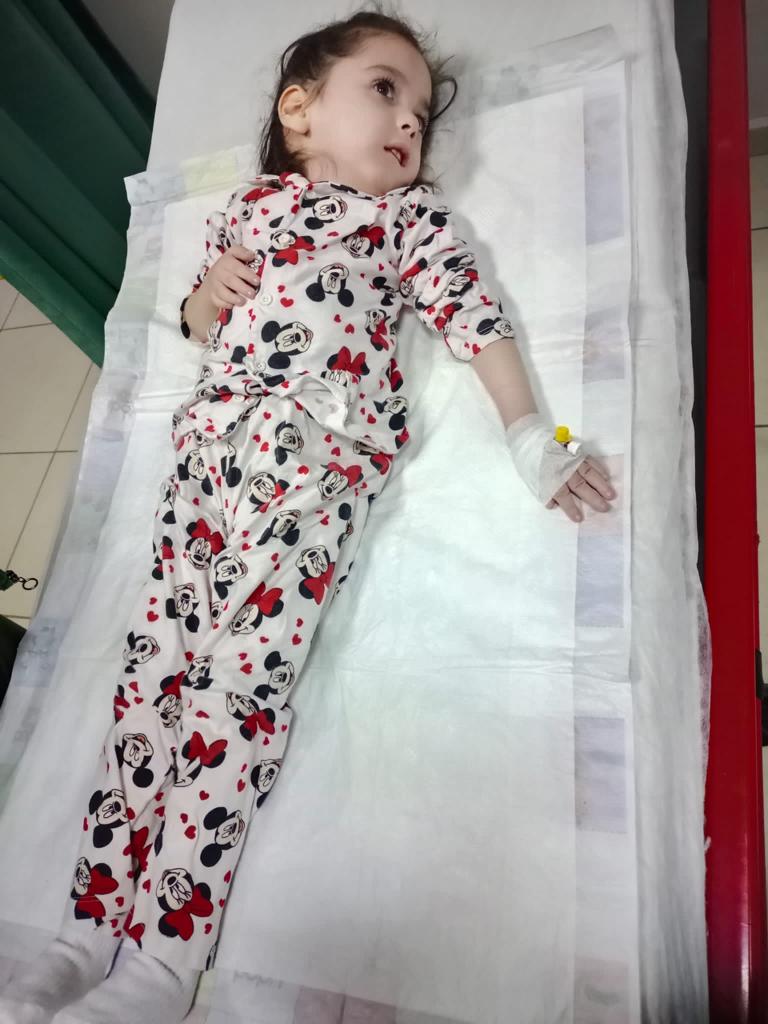 merveye_umut_ol's tweet photo. Bu korku dolu bakışların yerini umut dolu bakışlar alacak. Sen iyileşeceksin ve biz hastane odalarından kurtulacağız çiçeğim. Biraz daha diren ne olur.
.
.
.
#kpss #terraamara #kpss2023 #ElonMusk #Formula1 #dilanpolat #Ashes23 #TwitterLogo #rodos #YaCokSeversen #VESTL https://t.co/1TBdqRjQ7y