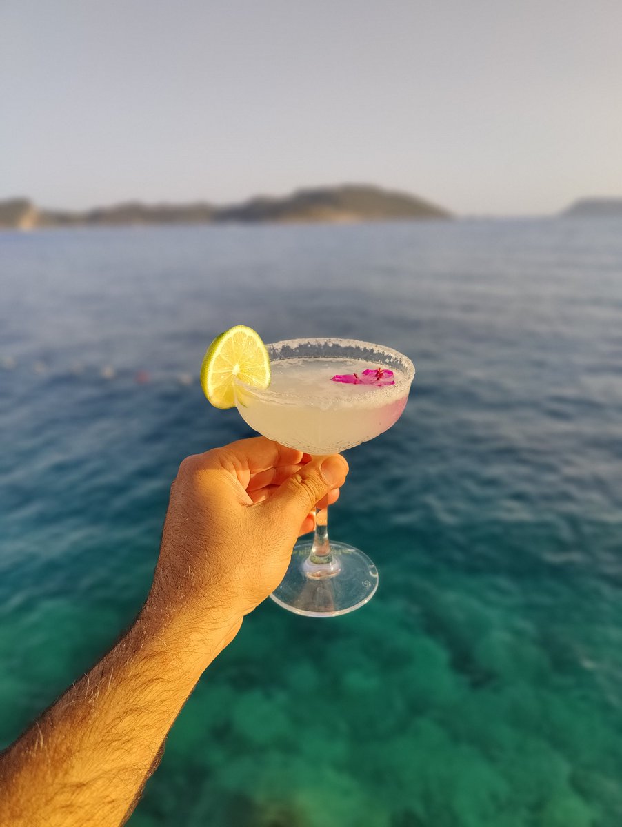 meleklerinpayi's tweet photo. Bence dünyanın en güzel kokteyli Margarita💚 https://t.co/ExlFewPlbO