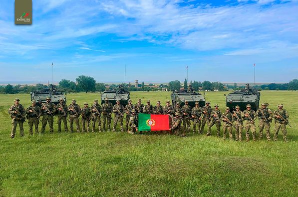 Exercito_pt's tweet photo. A Companhia de Atiradores Mecanizada da 3.ª Força 🇵🇹  Destacada na 🇷🇴participa no Exercício BLACK SCORPION 23.7.
➡️https://t.co/C4vWQ8MB6w
Ao serviço dos Portugueses.
#ExércitoPortuguês #DefesaNacional #3FNDROU @defesa_pt @eu_eeas @NATO @ForteleTerestre https://t.co/hPAKLFCiMu