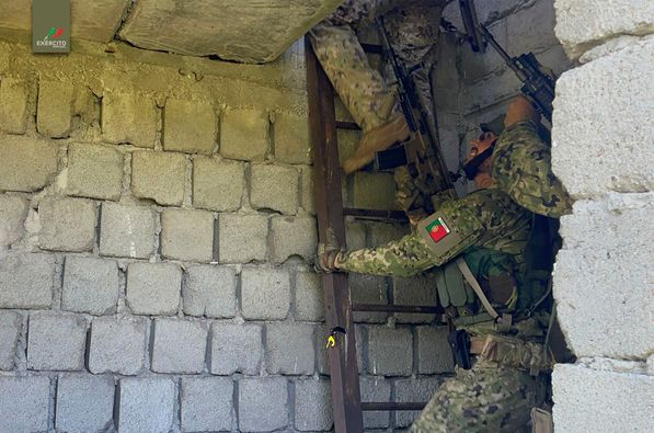 Exercito_pt's tweet photo. A Companhia de Atiradores Mecanizada da 3.ª Força 🇵🇹  Destacada na 🇷🇴participa no Exercício BLACK SCORPION 23.7.
➡️https://t.co/C4vWQ8MB6w
Ao serviço dos Portugueses.
#ExércitoPortuguês #DefesaNacional #3FNDROU @defesa_pt @eu_eeas @NATO @ForteleTerestre https://t.co/hPAKLFCiMu