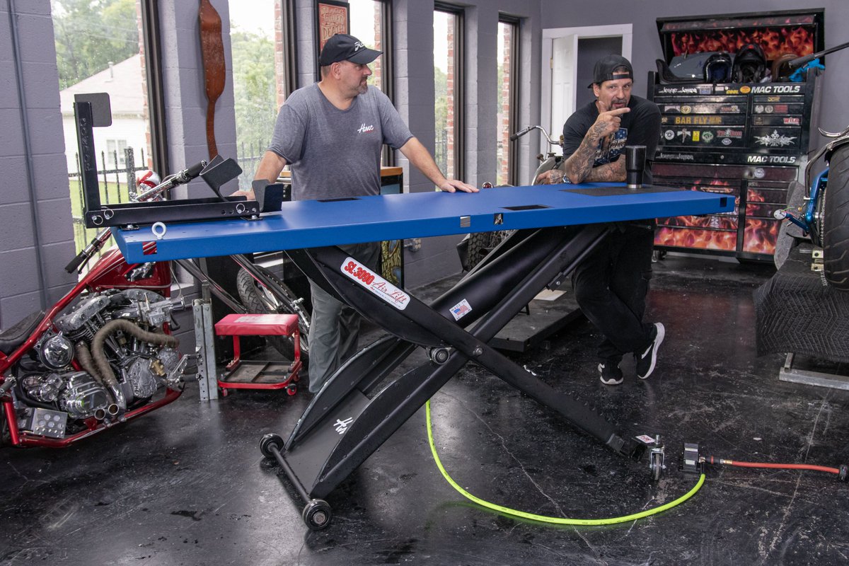 CycleShopTools's tweet image. Two guys who believe in quality first.
@BillyLaneChop with our owner Todd Wilson.. and of course an SL-3090 in Thunder Blue.