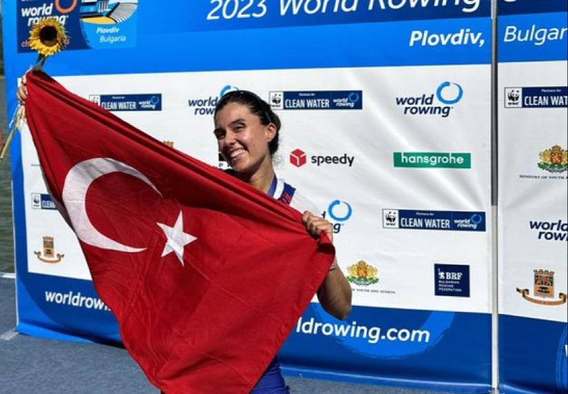 🥇Elis Özbay'dan altın madalya! 🚣Bulgaristan'da düzenlenen U23 Dünya Kürek Şampiyonası’nda milli sporcumuz Elis Özbay, kadınlar hafif kilo tek çiftede altın madalya kazandı. Tebrikler!🇹🇷👏