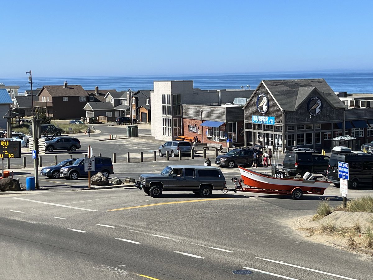 ChicagoSpotter's tweet photo. It’s a slow spotting Sunday morning but here’s a couple more #Doryman favorite towing vehicle classic Suburbans…uncropped for your #OregonCoast viewing pleasure.
#carspotter
#pacificcity https://t.co/oCFw3fu5WL