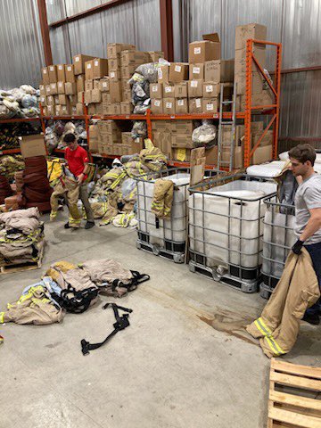 We have been so lucky to always have lots of helping hands on our sorting days at the warehouse! This time we were starting for pack up Paraguay’s shipment #4. Thank you all for your continued donations and support. @Toyotoshi_py