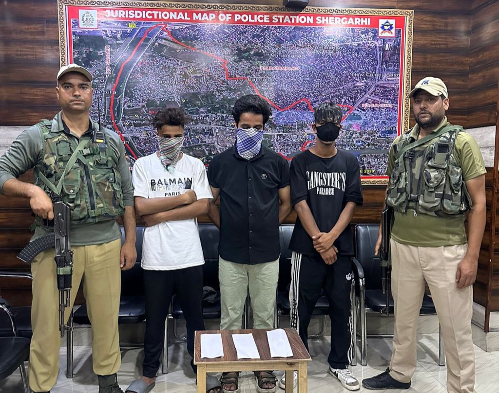 3 accuseds 1) Hammad Khan S/o Late Javid Ahmed 2) Baazil Khan S/o Lt. Javid Ahmed &amp; 3) Majid Khan S/o Late Mohd Afzal Khan all from Sariabala arrested for stabbing 2 youths in Exhibition ground. 3 knives used in offence recovered. FIR No 40/2023 u/s 341,307 IPC in Shergari PS.