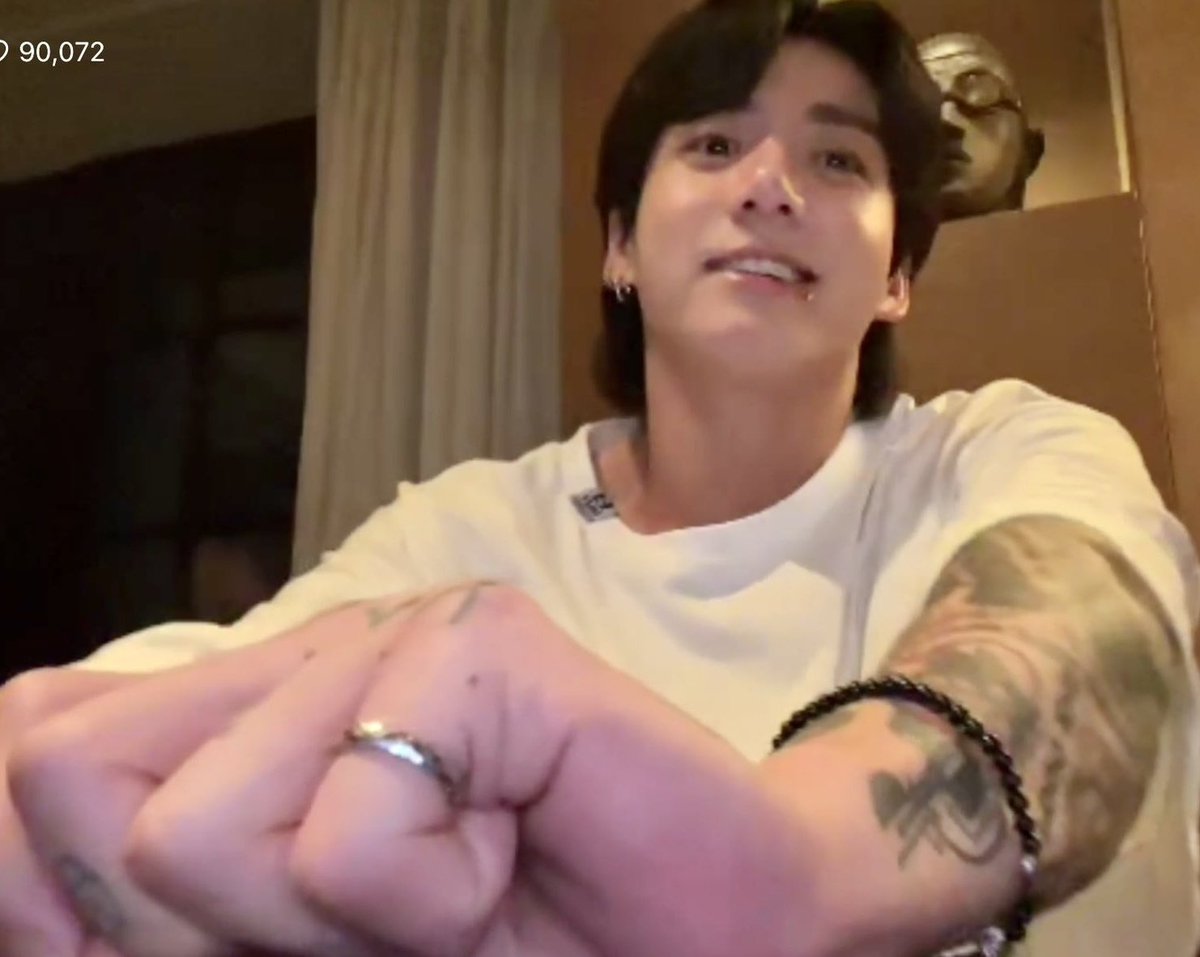 maritakth's tweet photo. Ver a jungkook resfregarnos la pulsera y anillo en el live,a mi me encantó porque TAEKOOK forever! Pero a muchos les hizo hervir la sangre 😉 
Amo a este jungkook que le vale mierda lo que digan de el ☺️💪🏼 https://t.co/ELT4anSZiS