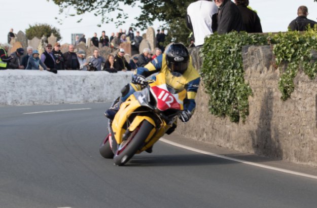 StephenOWC33's tweet image. The late Alan Connor, Dean Harrison, Davey Todd and Michael Dunlop during this year's Southern 100 practice
#Southern100 #RoadRacing #RIPAlan 

📸 C Price