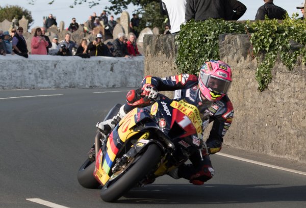 StephenOWC33's tweet image. The late Alan Connor, Dean Harrison, Davey Todd and Michael Dunlop during this year's Southern 100 practice
#Southern100 #RoadRacing #RIPAlan 

📸 C Price