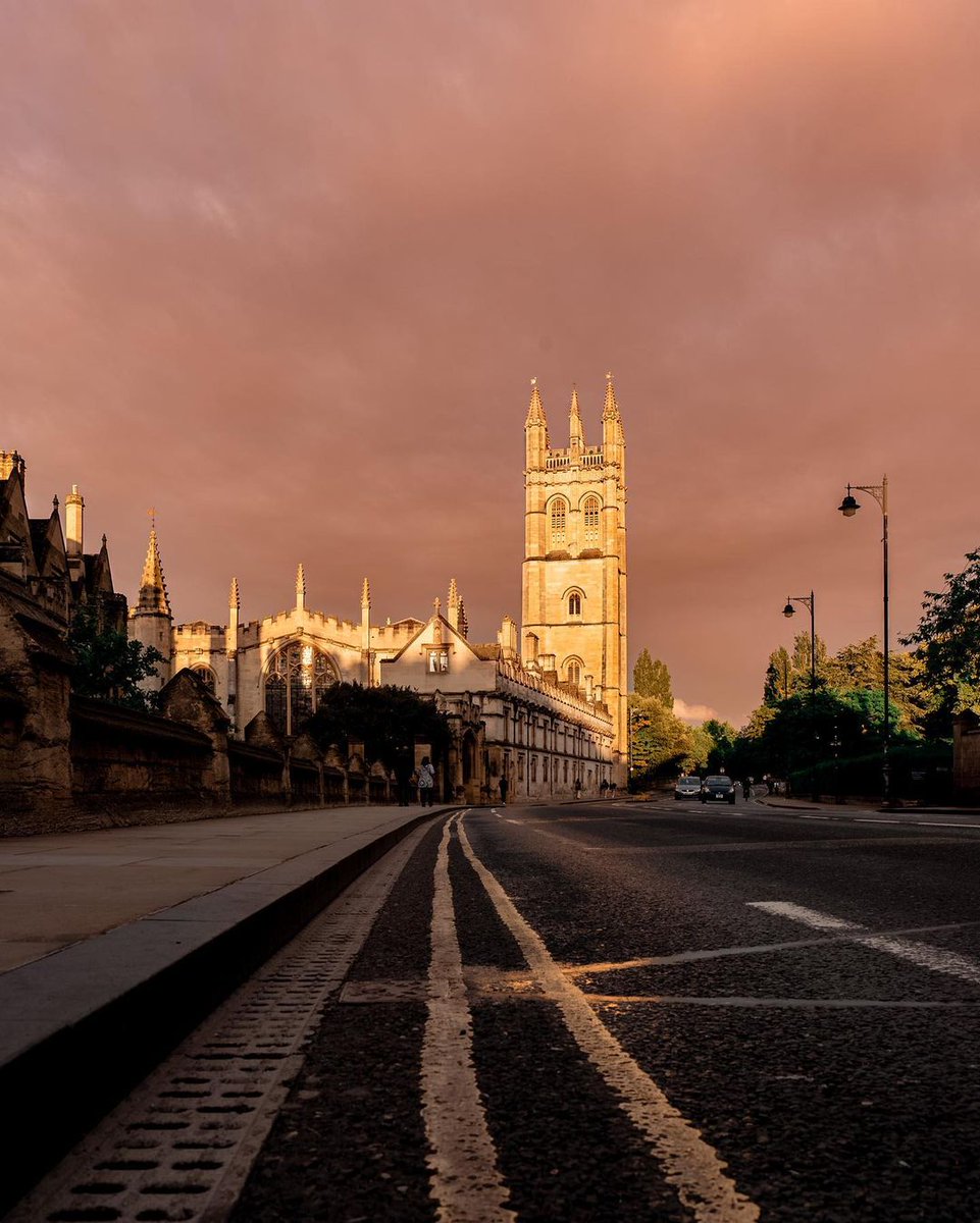 UniofOxford's tweet photo. Fascinating skies over Magdalen Tower 👌

📷 Instagram | SophiesBerlin (August, 2022) https://t.co/uDeDtwaRX6