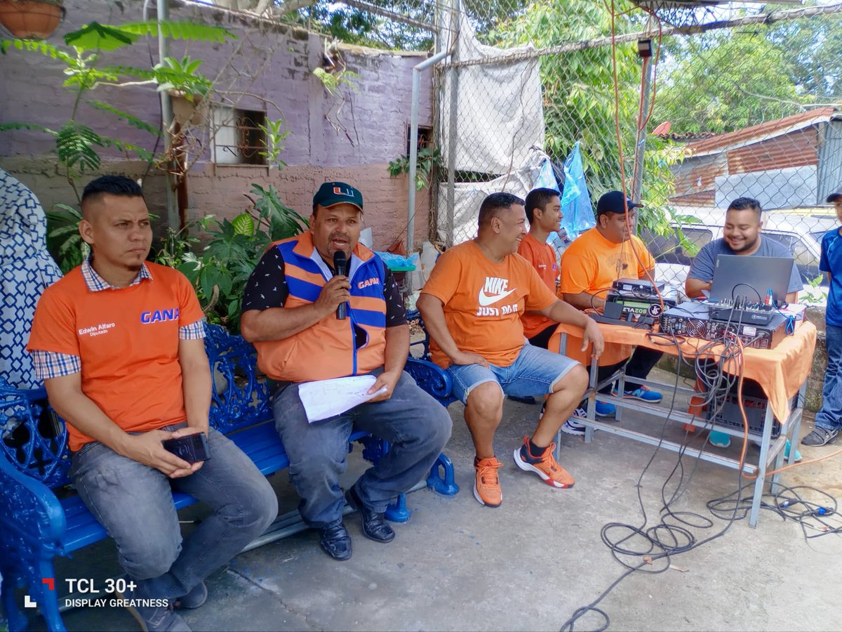 GanaIlopango_O's tweet photo. Y sigue avanzando la fase eliminatoria de nuestro torneo, nuestro candidato a concejal Don Eduardo Inglés compartiendo con los asistentes y nuestra familia GANA Ilopango apoyando a los equipos participantes.
#SomosGANA #ganailopango #TorneoRelampago #papifutbol #sansalvadoroeste https://t.co/w5K88xwwWC