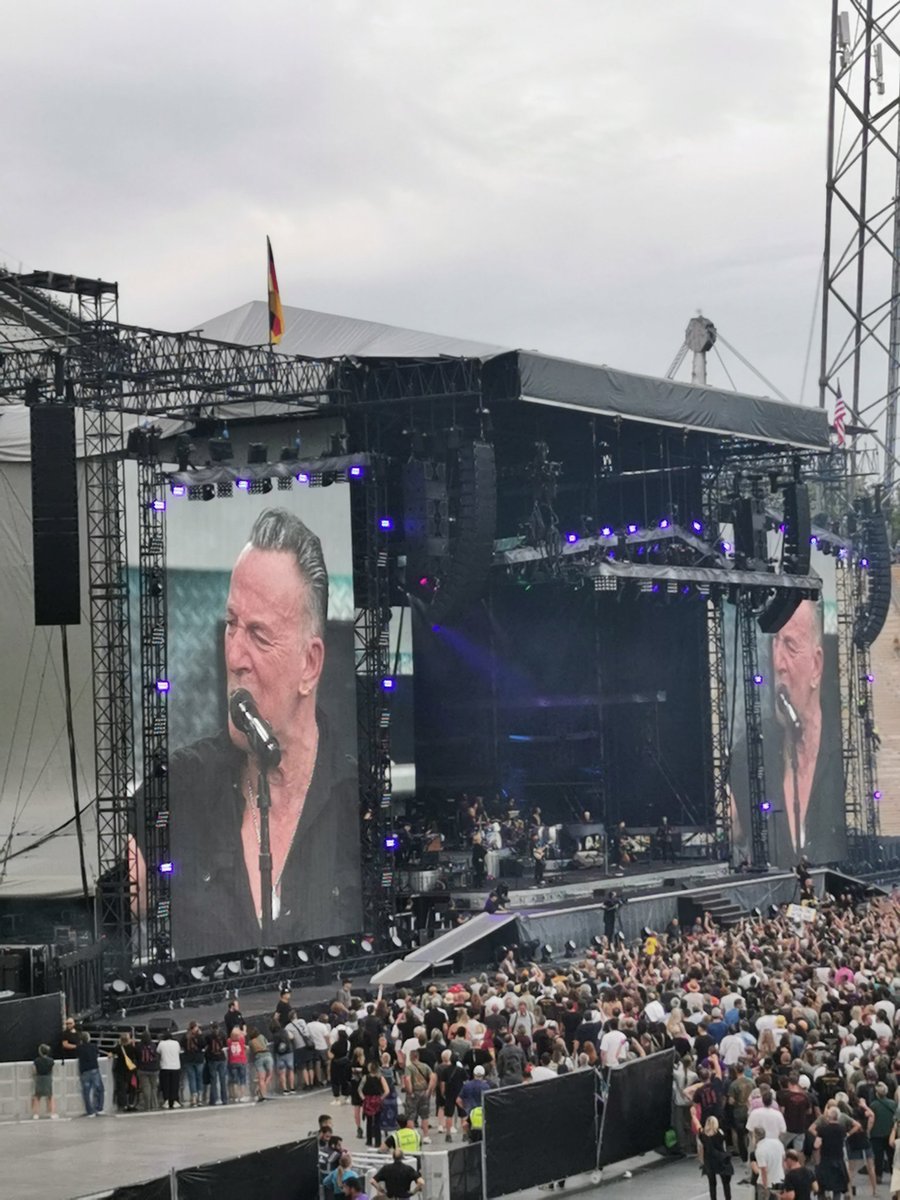 Pottfamilie's tweet photo. #derboss #springsteen #Muenchen https://t.co/u3KpqHTGqu