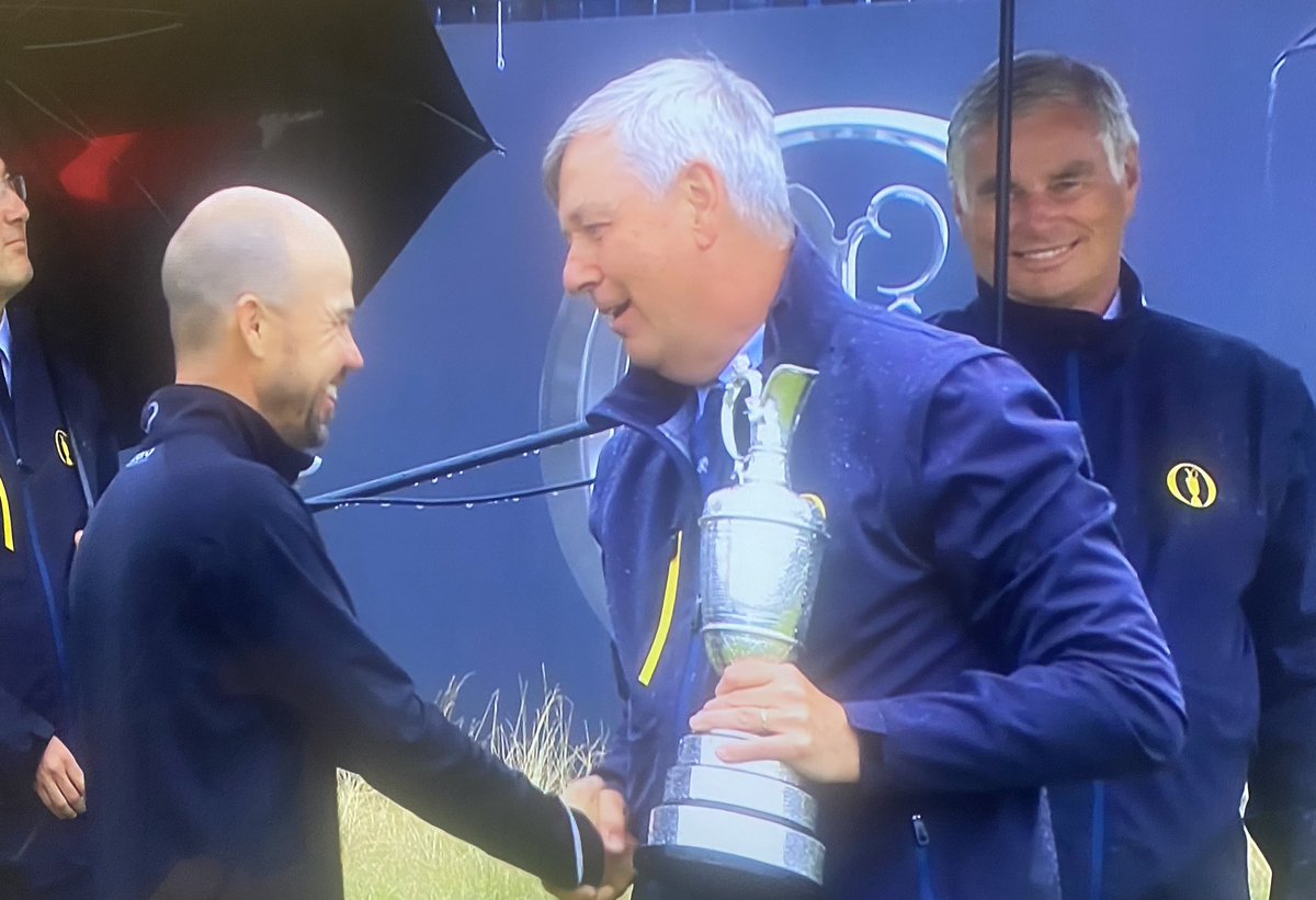 Fantastic to see #colorectalsurgeon Past President @RSMcoloproct and Past Exec member @ACPGBI Ciaran Walsh @CJWWirral as Captain of @RLGCHoylake part of the presenting team @TheOpen & presenting the Claret Jug. Congratulations to all for putting on such a brilliant tournament 😎