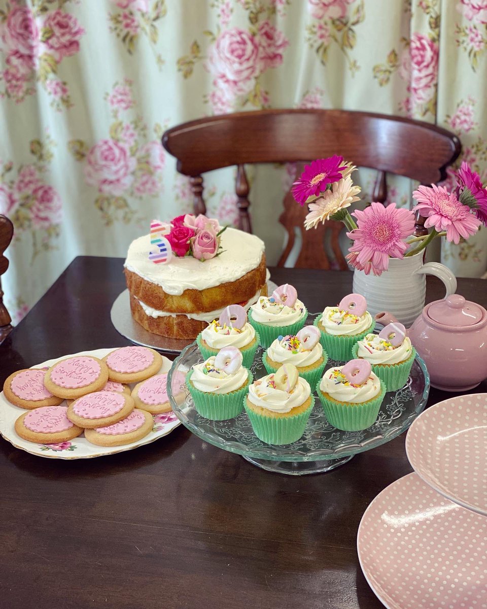 Today was a lot of fun! We welcomed eight lovely little girls for a 5th birthday party. After enjoying some ballet-themed painting with <a href="/ieva_bee_art/">Ieva_bee</a> at Bee Creative Art Hub before they enjoyed a fancy tea party in the sunshine ☀️