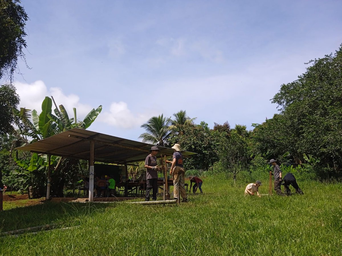 Camp_CostaRica's tweet photo. #TeamSanJose also working in #CampTerraba 

✅ Excavation for the drainage system  of the greenhouse
✅Making wooden crates for the plantation 🌱
✅Finishing the bamboo structure 

#DoSomethingAmazing #CampsEffect @CampsInt https://t.co/EUAAgxQSIj