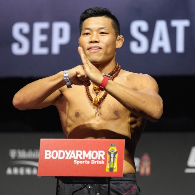 Je pense à mon frère chinois LI JINGLIANG qui en 1 ans a subit…😞

 - le vol de son combat contre la légende Tony Ferguson.

-on lui empêche de montrer son magnifique costume qu’il avait acheté exprès pour la conférence de presse de l’#UFC279.

- Se fait voler son combat contre…