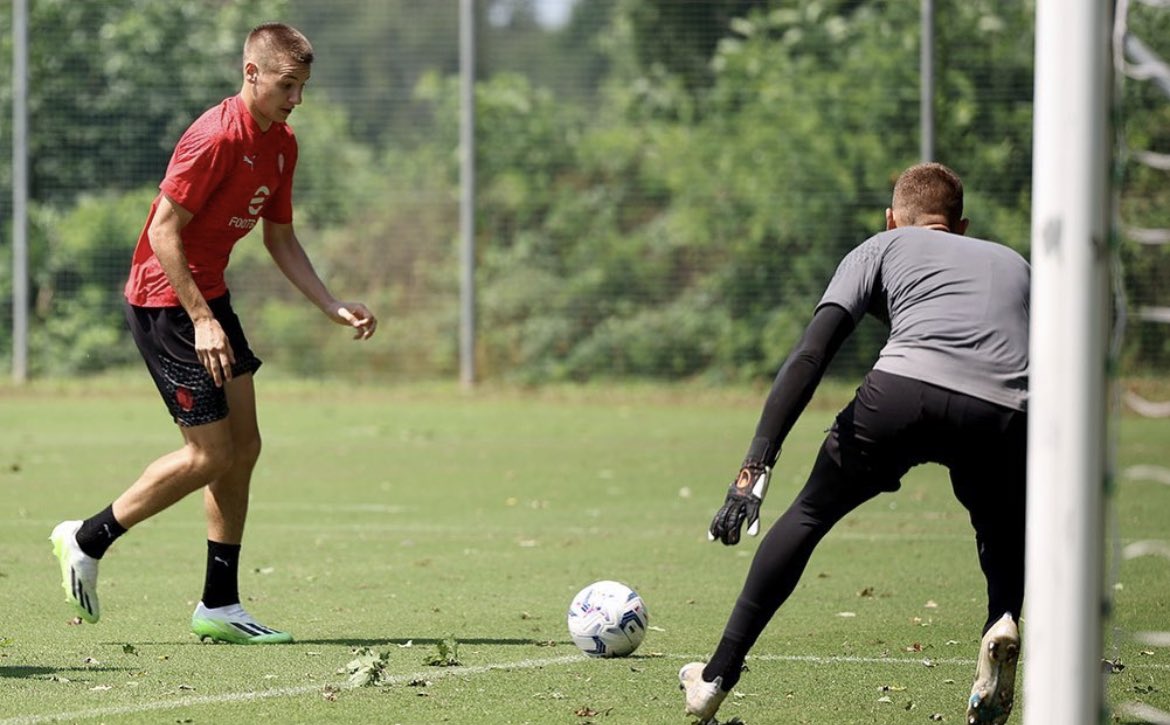 SempreMilanCom's tweet photo. 👀 Camarda is training with the Primavera

🤯 A reminder that he is FIFTEEN years old https://t.co/NpH9easo3d