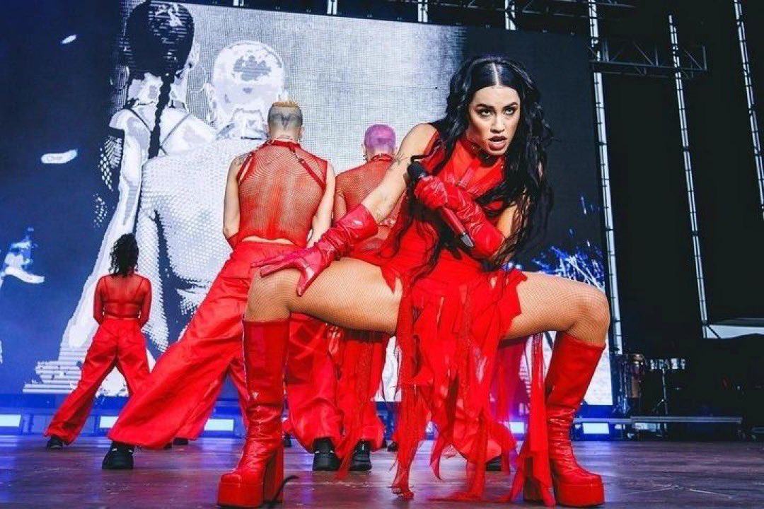 liaxespos's tweet photo. GOD IS A WOMAN https://t.co/8VyEJRc22w