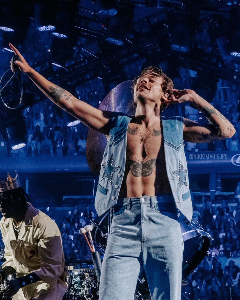Hsavedlove's tweet photo. Harry will outstream One Direction by next week.

Harry : 18,255,426,470
One Direction : 18,287,805,191 https://t.co/tJMWIZ91BM