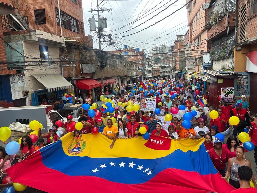 NicolasMaduro's tweet photo. Acabo de ver las imágenes de mis vecinos y vecinas de la comunidad de El Rosario de las Minas de Baruta, estado Miranda, quienes se sumaron a este llamado de la Patria en defensa de su futuro. Me enorgullece saber que la Revolución está en las manos de hombres y mujeres leales, conscientes y combativos.