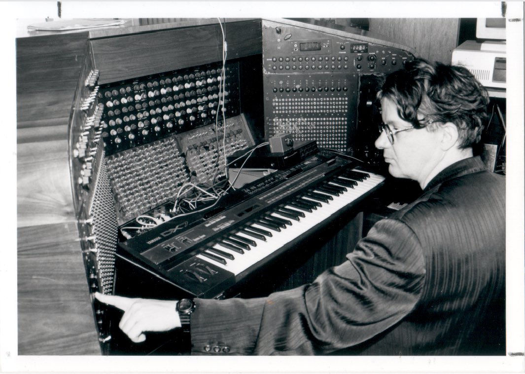 "AI Music Isn't New - Raymond Scott Invented It 60 Years Ago" 

DEVO's Mark Mothersbaugh owns the device

by @pcsathy 
_________________
 
READ: yahoo.com/entertainment/…