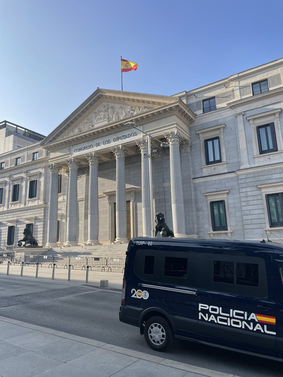Henry de Laguérie (@henrydelaguerie) on Twitter photo 🇪🇸 Un sondage qui circule en ce moment et qui sera publié à 20h pronostique une majorité absolue droite / ext droite. Mais attention les sondages se trompent souvent à 20h. Des cadres du PSOE pronostiquent une surprise. Beaucoup de nervosité à Madrid et une longue nuit à venir 🇪🇸 Un sondage qui circule en ce moment et qui sera publié à 20h pronostique une majorité absolue droite / ext droite. Mais attention les sondages se trompent souvent à 20h. Des cadres du PSOE pronostiquent une surprise. Beaucoup de nervosité à Madrid et une longue nuit à venir