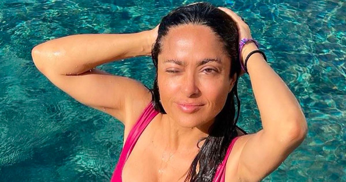 Salma Hayek shows off curves in pink swimsuit as she soaks up the sun https://t.co/kOuDMzp9EP https://t.co/fmwQzS1zNf