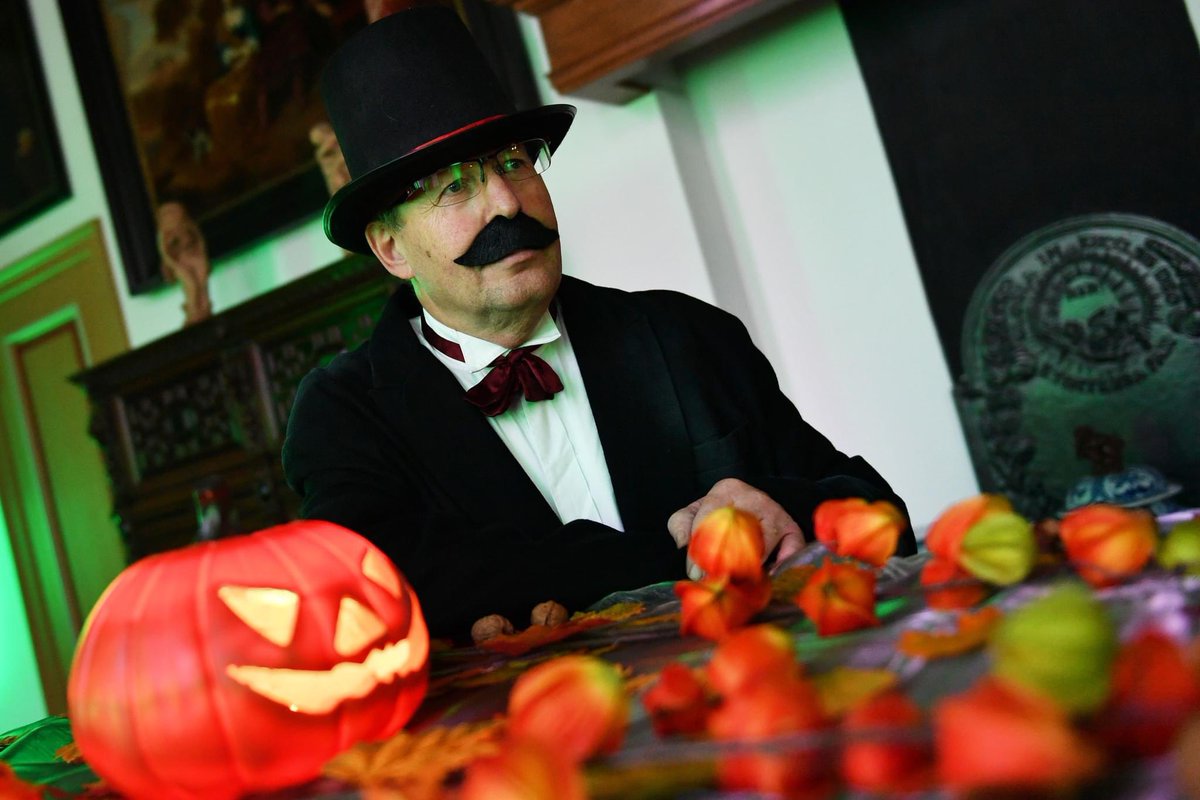🎃 Zin om mee te griezelen op een echt kasteel? 

Op 25 oktober zal er een spookachtige #halloween theaterbeleving plaatsvinden - het Bal Masqué. Dit bijzondere evenement belooft een voorstelling vol mysterie en spanning te worden. 

Tickets 👉 ticketteam.kasteelduivenvoorde.nl/voorstellingen…
