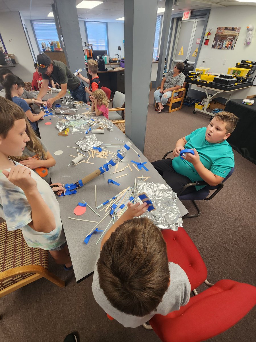 Friday we had our Inedible STEAM Night where we built marble roller coasters, launched airplanes (out the door over 40ft), and created some beautiful paintings! 
#morethanrobots #4HGrowsHere #FUM