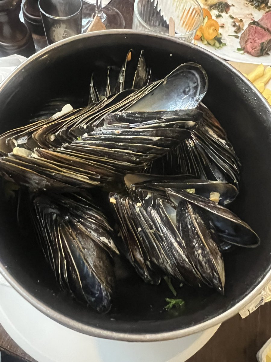 De enige juiste manier om mosselen te eten.