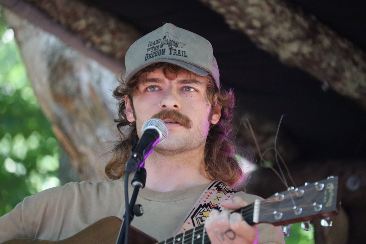 Jay Skaggs is sharing a blissful solo acoustic set this afternoon, complemented with his wonderful songwriting and rich voice.