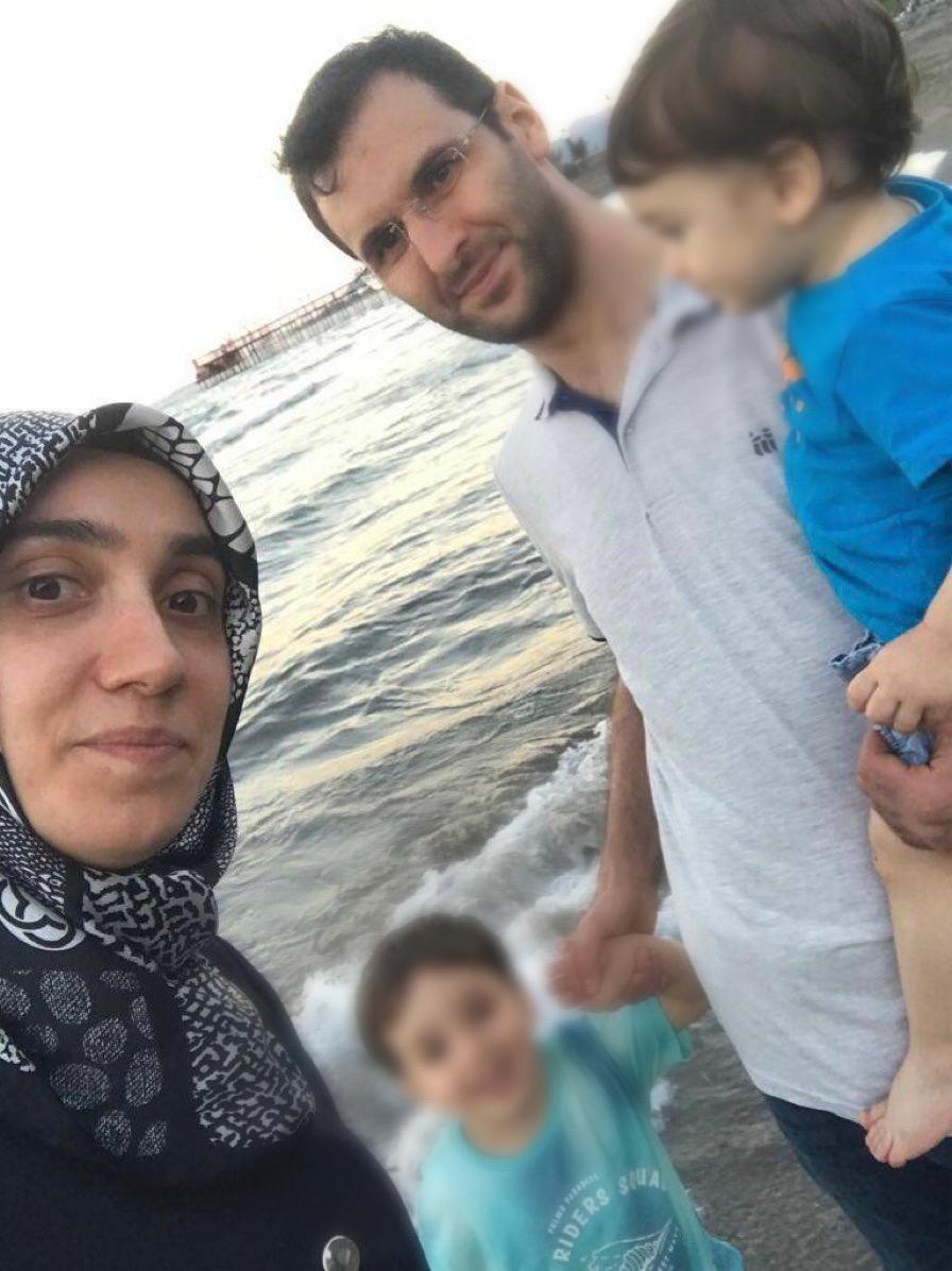 Ocak ayından bu yana Edirne Cezaevi’nde bulunan Hatice Kaya'nın eşi: 
" Eşim Edirne Cezaevi’nde. 2 çocuğumuz var. Trabzon’da oturuyoruz. Aylık görüşe gitmek çok zorluyor bizi. Benim de cezam var, bu çocuklar ortada kalabilir.” dedi. 
Kaya ailesinin sesi olur musunuz?

<a href="/baharca/">Bahar Çuhadar</a>
