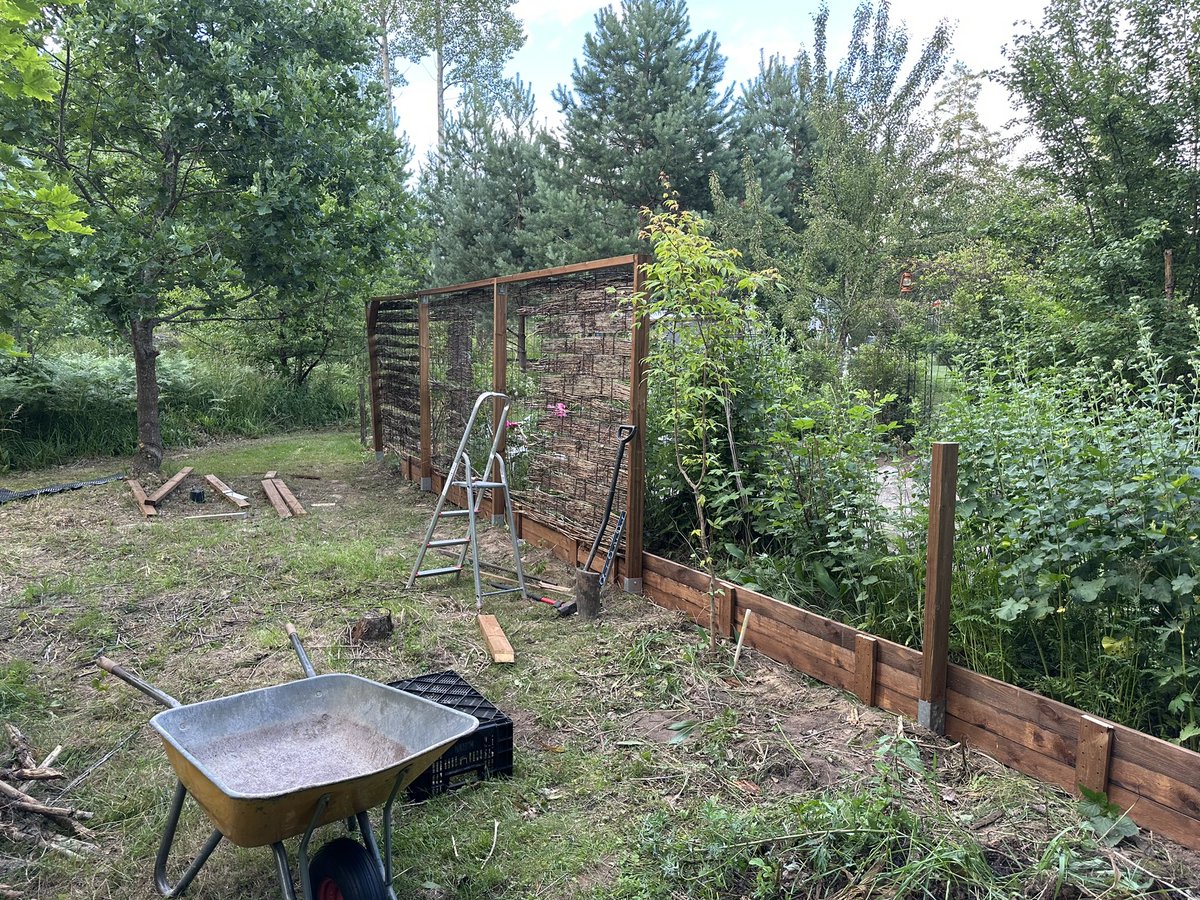 kulpanmaki's tweet photo. Ruusutarhakin alkaa pikkuhiljaa siistiytyä. Vielä lisää aitaa, laattoja maahan, portaat ja muuta siistimistä… #pientila #ruusutarha #diy #teeitse 🔨🪚🪓🌹🥀 https://t.co/8zLmy5dBWl