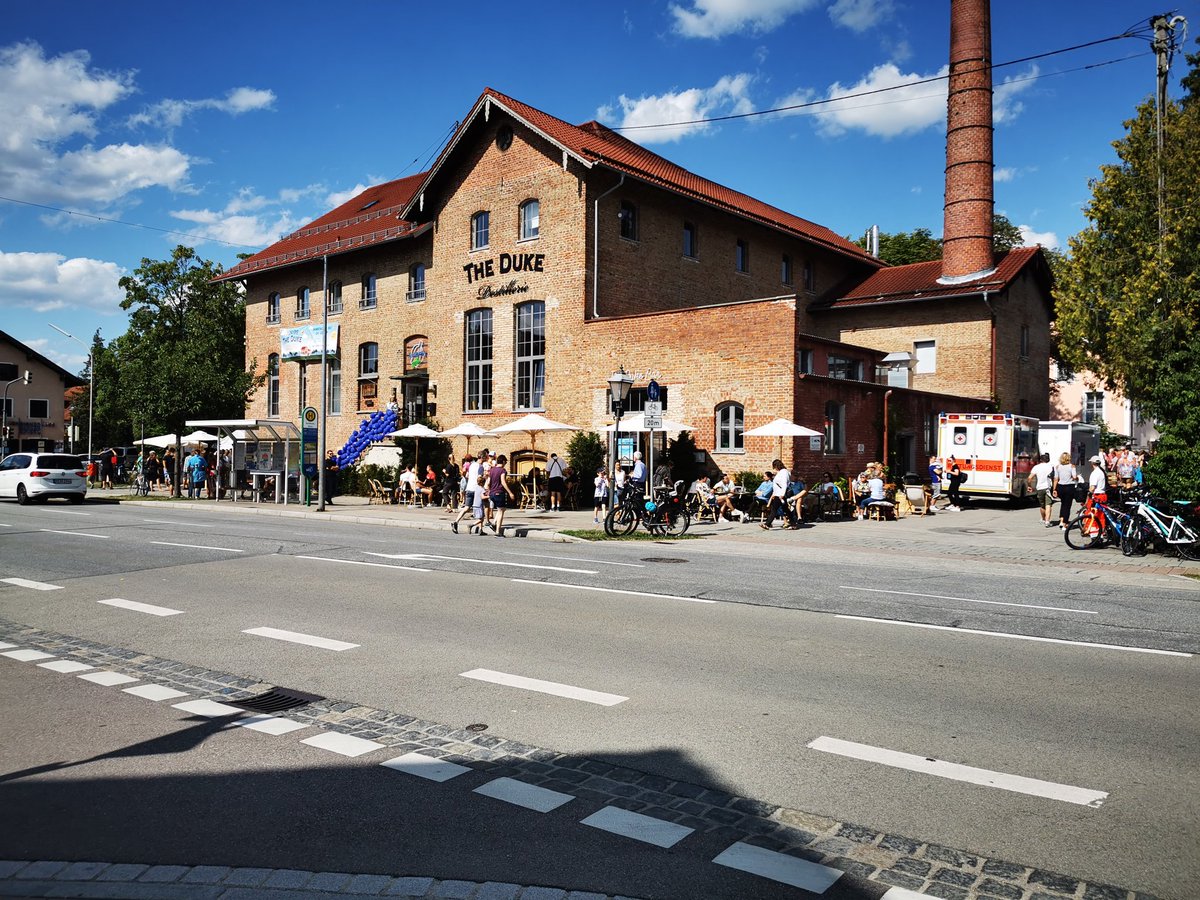 BIsmaning's tweet photo. *Sommerfest 15 Jahre The Duke Destillerie*

Viel gibt es tatsächlich nicht von diesem Sanitätsdienst zu berichten 😉, außer viele gut gelaunte Menschen, die gutes Essen, exzellente Drinks, live Musik und natürlich das fantastische Wetter 🌞 am vergangenen Samstag  feierten! https://t.co/vtRZ0r5o9U