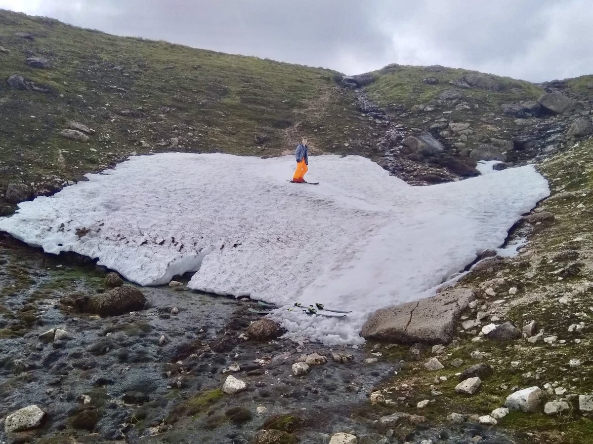 The ski season in Scotland isn’t quite finished… Yesterday at 3,600ft on Cairn Gorm young skier Campbell got a few well-earned turns in. 📷 Colin Hutt