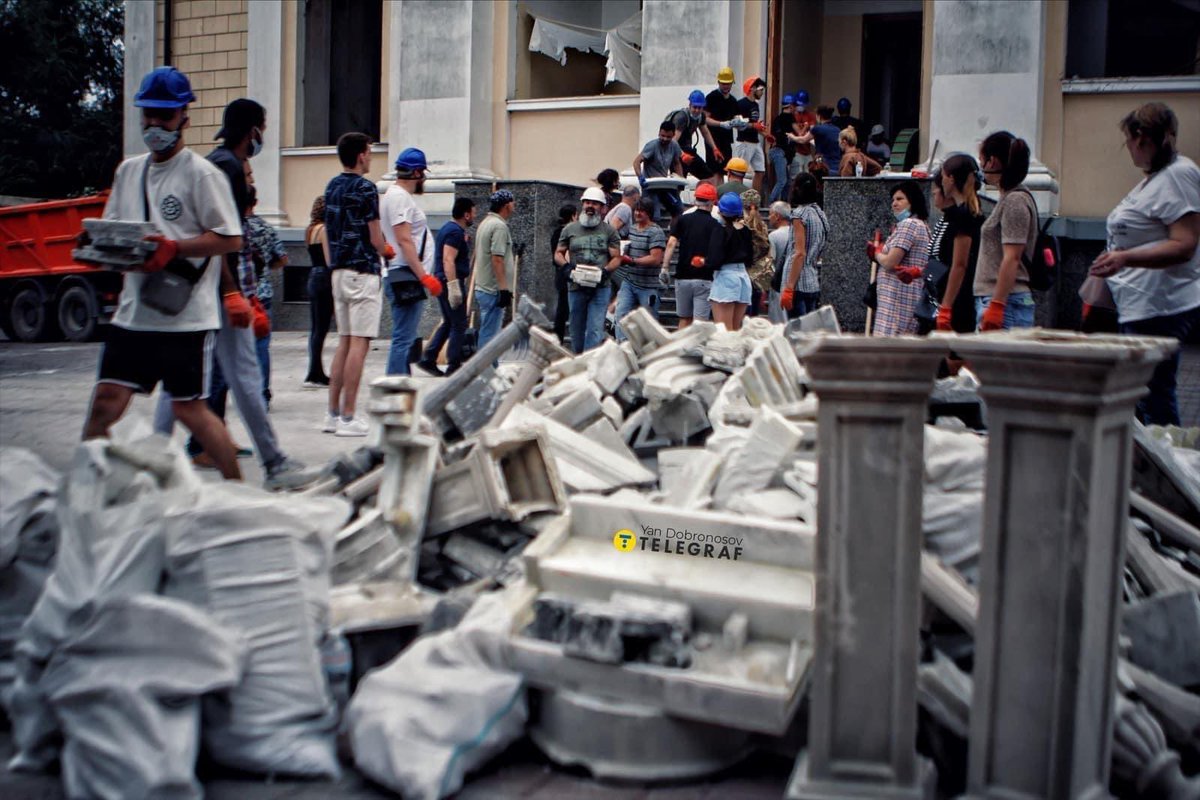 People in Odesa are clearing rubble and trying to save cultural heritage items after the Russian missile strike. This night Russians damaged 25 architectural monuments in the historic center of Odessa, which is under the auspices of UNESCO. Russia should be excluded from UNESCO.