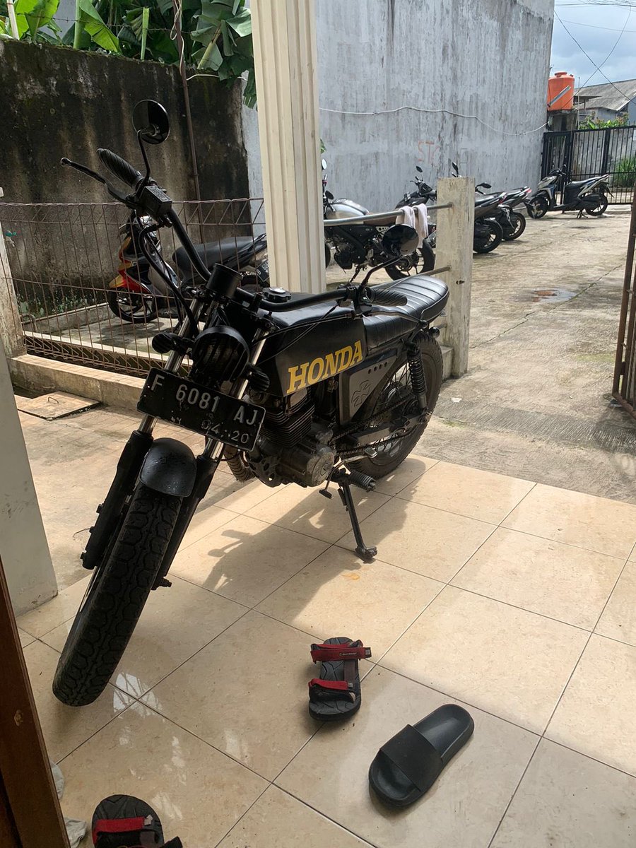 kaayyeeeeeeee's tweet photo. WTS 
ss bpkb, stnk fc (murni ilang) 
penampilan apa adanya, minus shock depan bocor, kelistrikan mati, pajak off selebihnya cek tkp aja biar gada salah paham 
mau dijual aja 5jt aja
#motorcycle #jualmotor #japstyle #motorcustome https://t.co/O24DmP3WRT