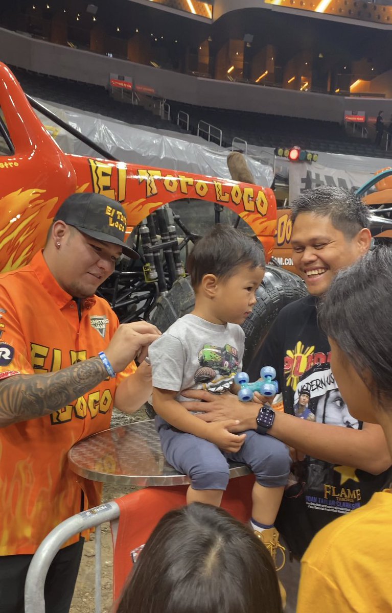 mcbranz's tweet photo. #monsterjam #eltoroloco #pitparty https://t.co/EzyF2FRJCy
