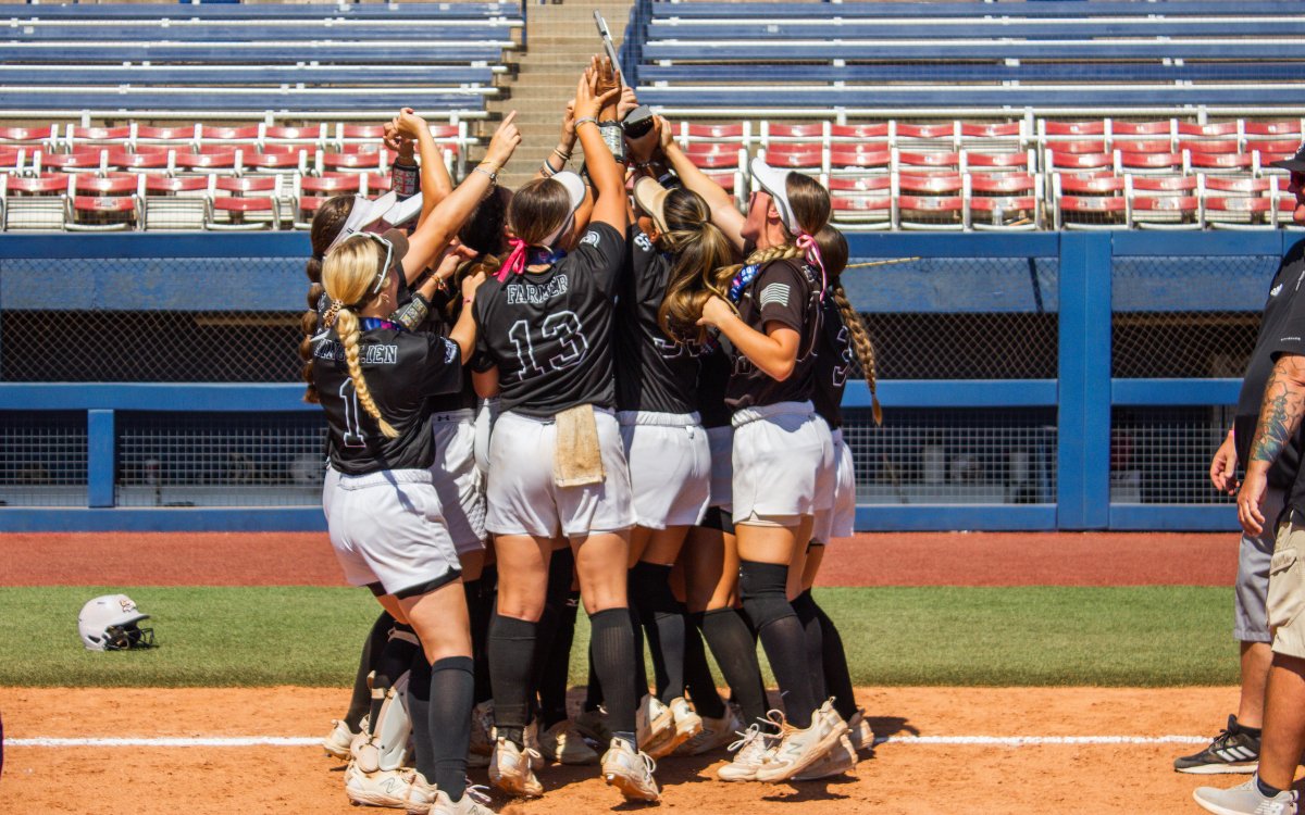 USASoftball's tweet photo. 𝘾𝙡𝙤𝙨𝙞𝙣𝙜 𝙤𝙛𝙛 𝙩𝙝𝙚 𝟮𝟬𝟮𝟯 #GOLDNationals 𝙬𝙞𝙩𝙝 𝙮𝙤𝙪𝙧 𝟭𝟲𝗨 𝘾𝙝𝙖𝙢𝙥𝙞𝙤𝙣𝙨 🏆

Climbing out of the loser's bracket with five-straight victories — Relive the path to the natty 🤩 ↓

𝗥𝗘𝗖𝗔𝗣 🗞️ https://t.co/orYjLlmGig https://t.co/K13d4R00oM