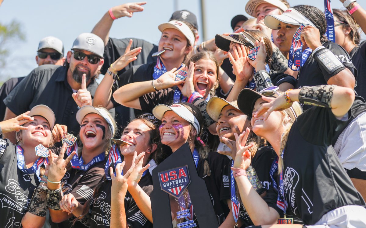 USASoftball's tweet photo. 𝘾𝙡𝙤𝙨𝙞𝙣𝙜 𝙤𝙛𝙛 𝙩𝙝𝙚 𝟮𝟬𝟮𝟯 #GOLDNationals 𝙬𝙞𝙩𝙝 𝙮𝙤𝙪𝙧 𝟭𝟲𝗨 𝘾𝙝𝙖𝙢𝙥𝙞𝙤𝙣𝙨 🏆

Climbing out of the loser's bracket with five-straight victories — Relive the path to the natty 🤩 ↓

𝗥𝗘𝗖𝗔𝗣 🗞️ https://t.co/orYjLlmGig https://t.co/K13d4R00oM