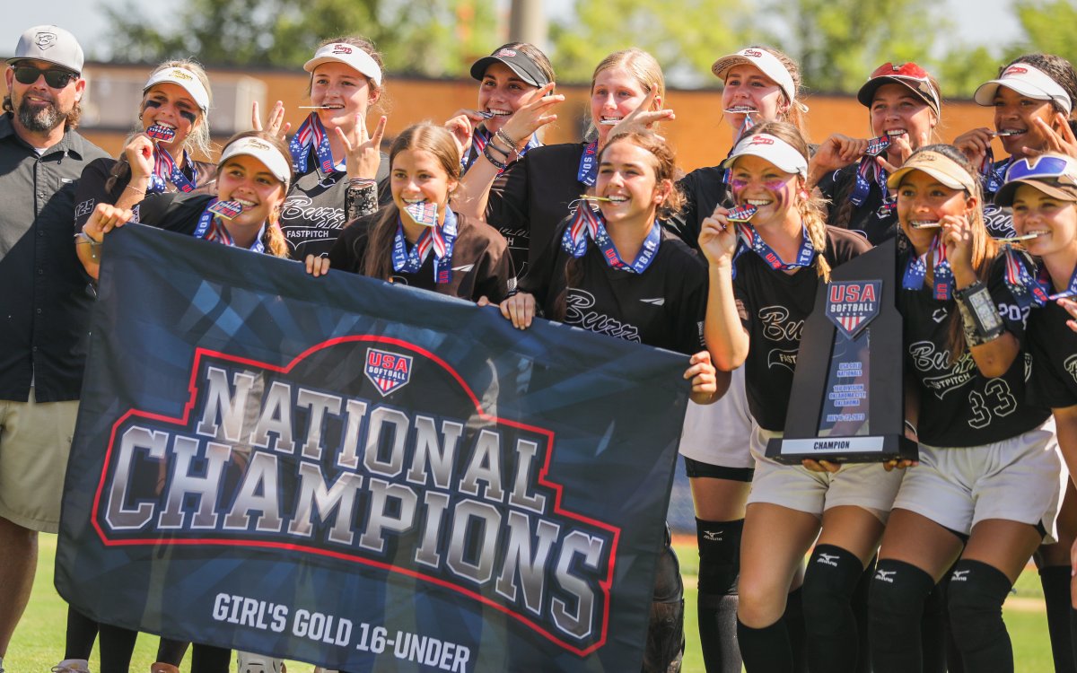 USASoftball's tweet photo. 𝘾𝙡𝙤𝙨𝙞𝙣𝙜 𝙤𝙛𝙛 𝙩𝙝𝙚 𝟮𝟬𝟮𝟯 #GOLDNationals 𝙬𝙞𝙩𝙝 𝙮𝙤𝙪𝙧 𝟭𝟲𝗨 𝘾𝙝𝙖𝙢𝙥𝙞𝙤𝙣𝙨 🏆

Climbing out of the loser's bracket with five-straight victories — Relive the path to the natty 🤩 ↓

𝗥𝗘𝗖𝗔𝗣 🗞️ https://t.co/orYjLlmGig https://t.co/K13d4R00oM