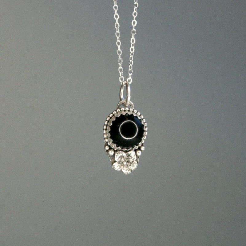 animoART's tweet image. Sofort Versand %, Kettenanhänger  "Black Onyx" mit Edelstein aus 
Kettenanhänger Edelstein "Black Onyx"
Edelstein-Kette mit schwarzem Onyx, gefasst in 925er Sterlingsilber mit einer kleinen Blume und Perlen.
Handgefertigter Anhänger aus dem Atelier animoART.

«« DETAILS...