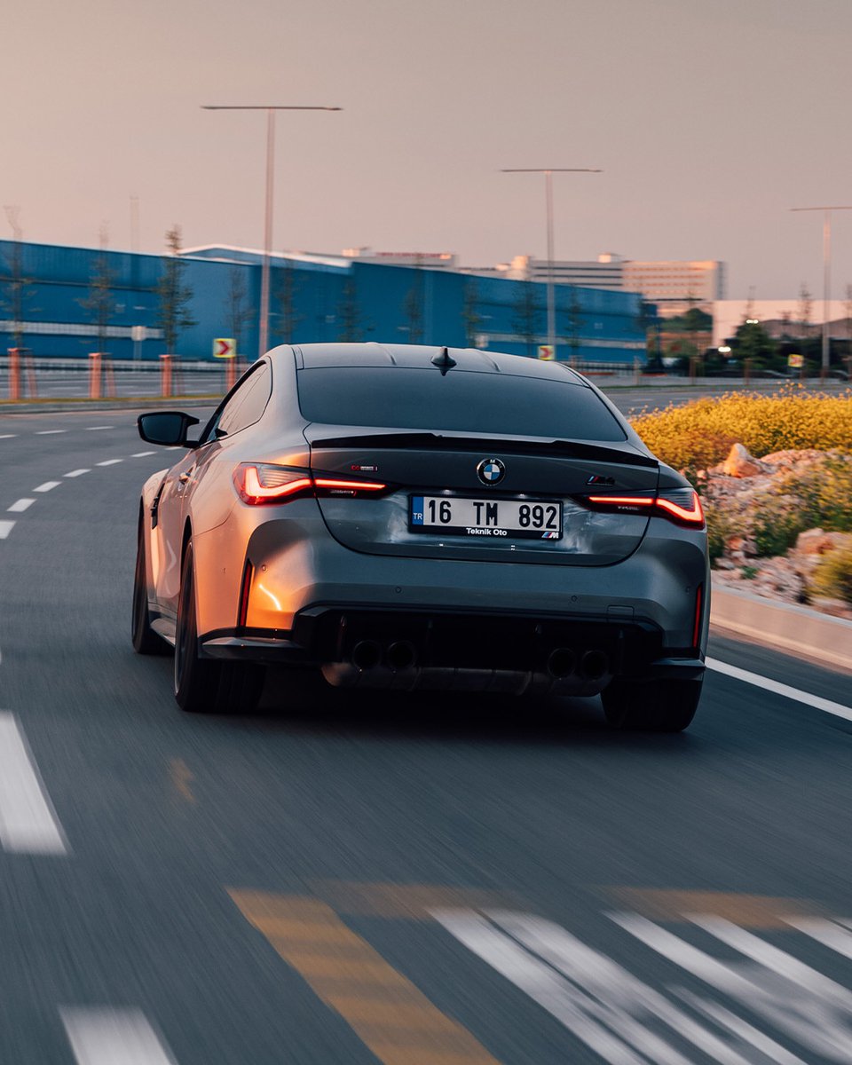 BMW's tweet image. #BMWRepost 📸 (IG): photo_berk, taamalcok
Made for golden hour drives 🤩
The BMW M4.
#THEM4
__
The #BMW M4 Competition Coupé: 
Fuel consumption/100km, CO2 emission/km comb.: 9.8 l, 224–223 g. According to WLTP, b.mw/Further_Info.