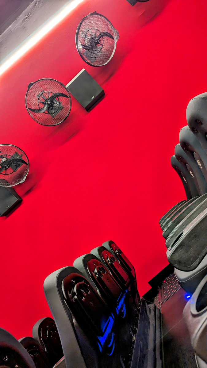 Pr ceux qui ont la chance d'avoir une salle de cinéma 4D-emotion, je vous conseille l'expérience !
Sièges qui bougent, projection d'odeurs, vent, ambilight, bref une expérience Futuroscope sur de vrais gros films 🤩🤩
Testé sur le dernier Mission Impossible 😍 ce fut un régal !