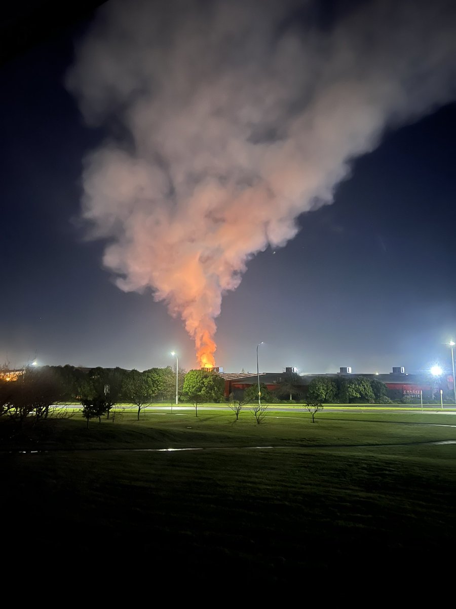 WORLDOFVIKA's tweet photo. Looks like a massive blaze coming from the other side of Botany town centre from 5:50am  #eastaucklandfire https://t.co/Y4LgUjm9ne