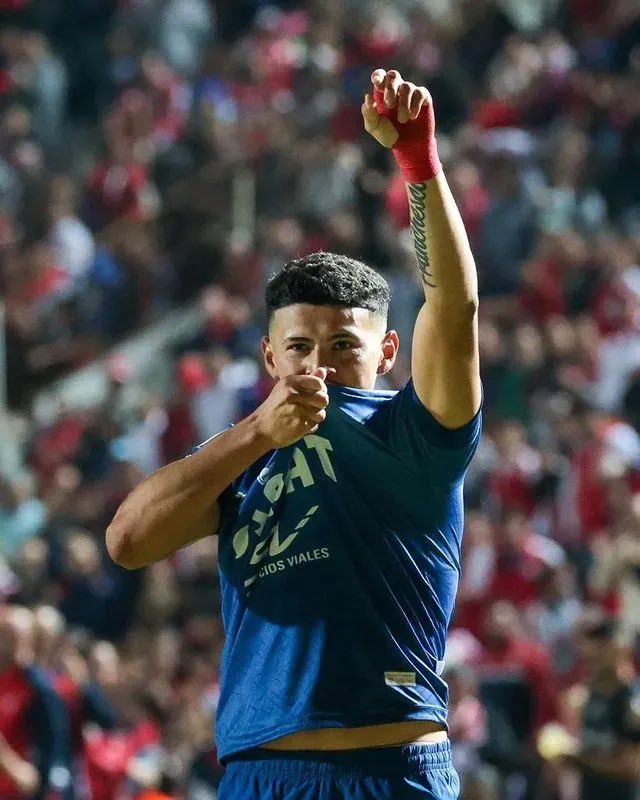 Se besan la camiseta y después se van por plata, nunca mejor dicho.