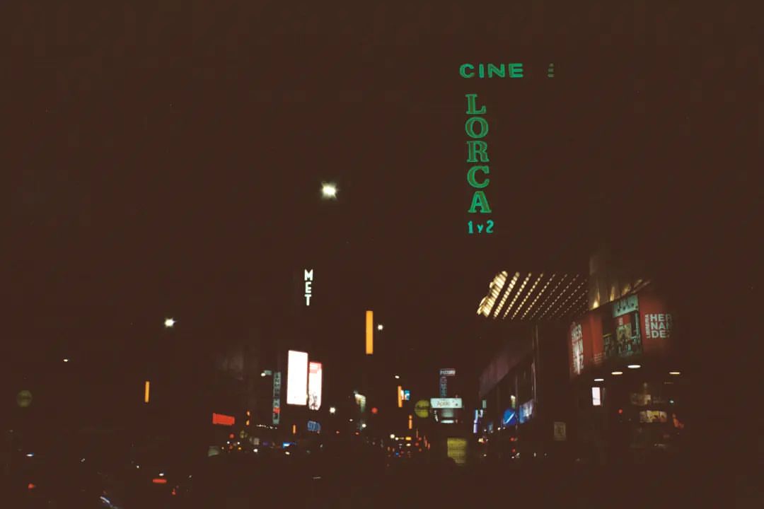 El mundo gira al revés mientras miras esos ojos de video tape, este mundo extrañará por siempre la película que vi una vez y este mundo te dirá que siempre, que es mejor mirar a la pared... 

#DomingoDeCine